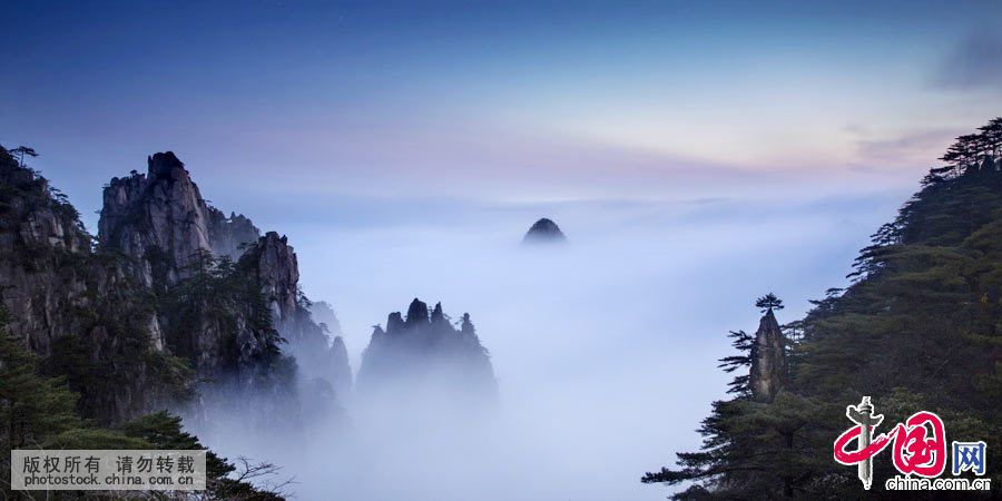 Величественное море облаков в горах Хуаншань после дождя