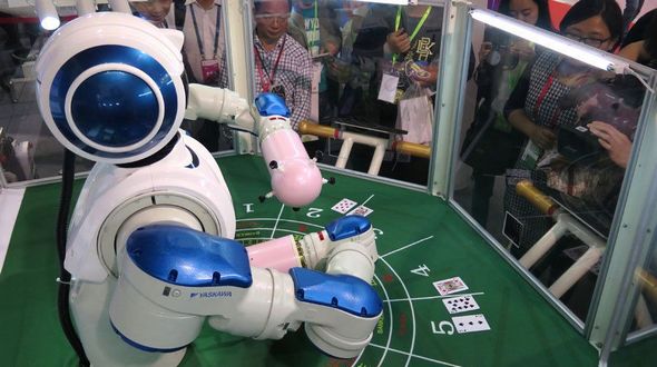 На Пекинской международной научно-технической выставке выставлен робот, умеющий играть карты 