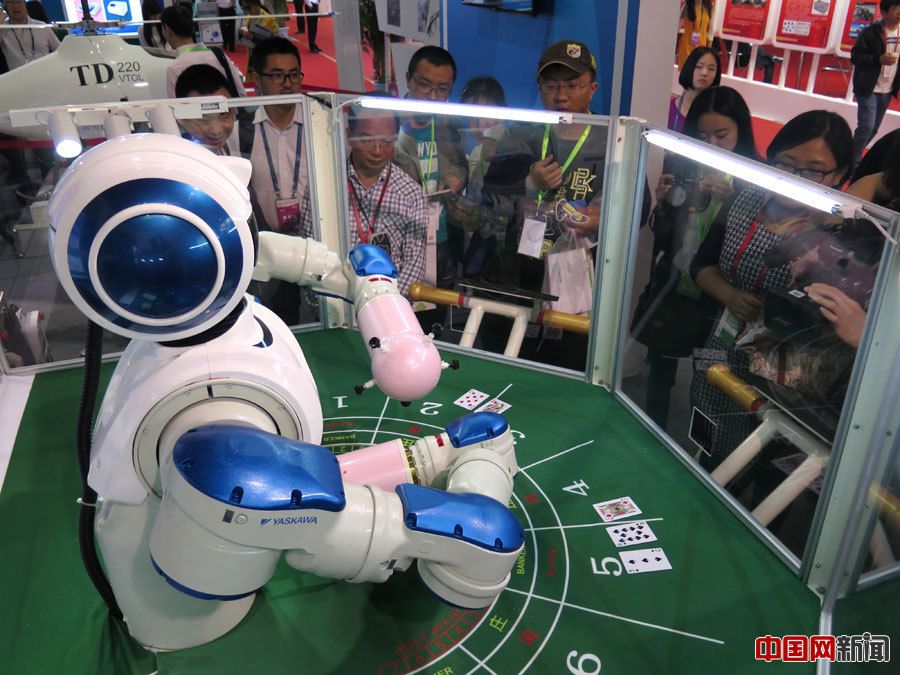 На Пекинской международной научно-технической выставке выставлен робот, умеющий играть карты 