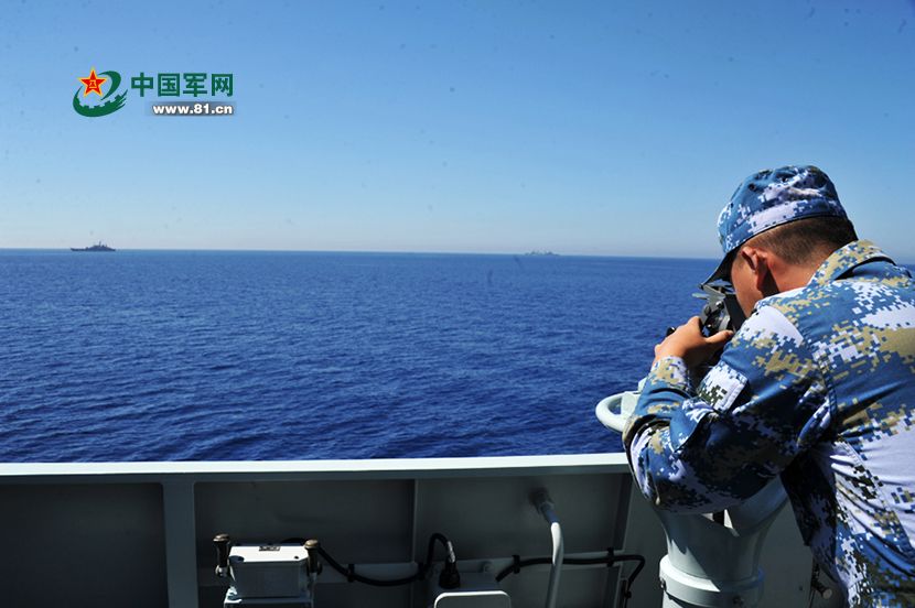 Боевые корабли Китая и России, участвующие в учениях ?Морское взаимодействие-2015? провели совместную оборонительную тренировку 