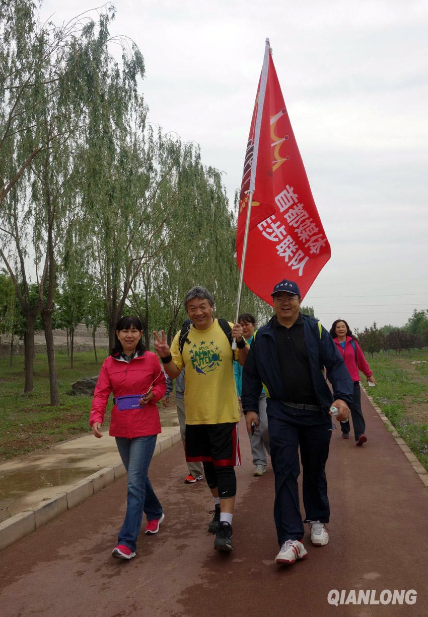 Около 3000 любителей пешего туризма под эгидой «занятия низкоуглеродистым видом спорта для поддержки заявки Китая на право проведения Зимней Олимпиады» обошли вокруг паркового озера. 