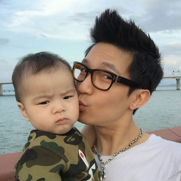 Интересные селфи певца Чэнь Чушэна с сыном