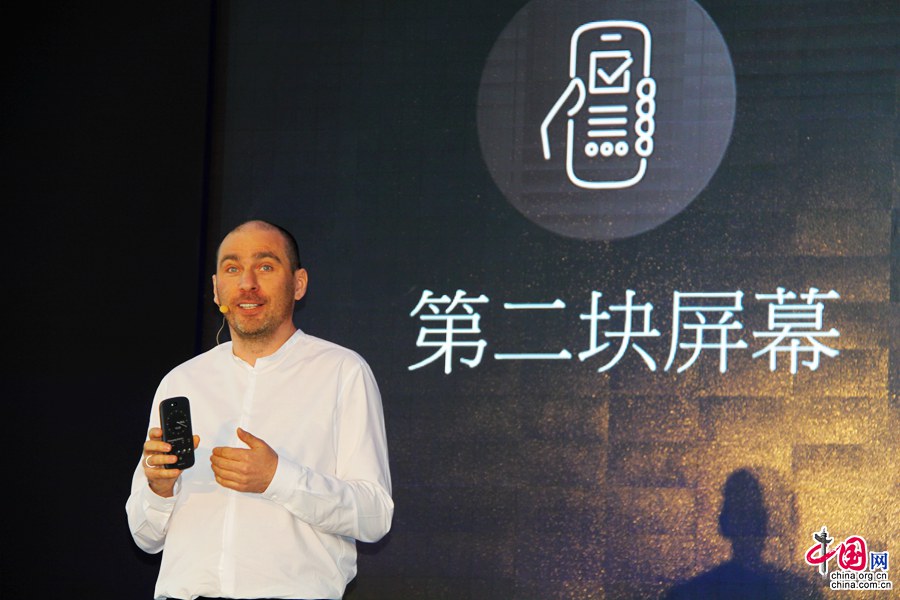 В Китае стартовали продажи первого в мире смартфона с двумя экранами YotaPhone 2