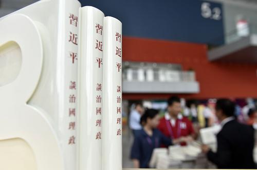 На днях книга «Си Цзиньпин о государственном управлении» на разных языках была представлена на 117-й Гуанчжоуской (Кантонской) импортно-экспортной ярмарке, где ее также можно было приобрести.