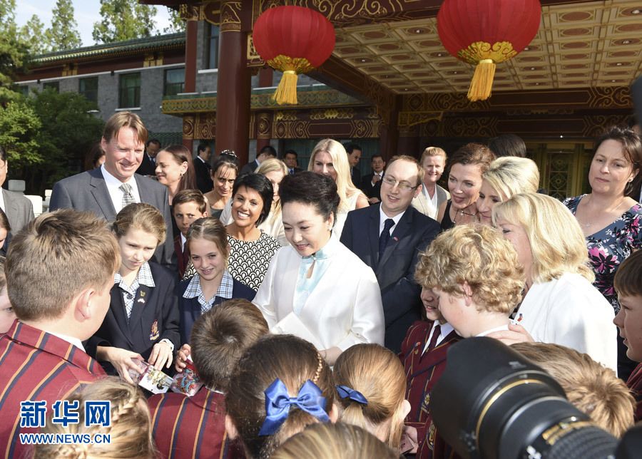 Пэн Лиюань встретилась с учителями и школьниками из Австралии