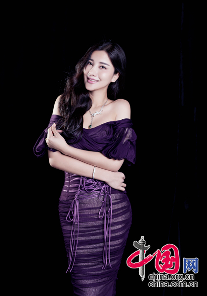 Актриса Чжан Хунъи показывает прекрасную фигуру