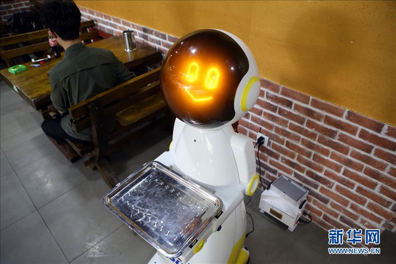 В шэньянском ресторане посетителей обслуживают официанты-роботы