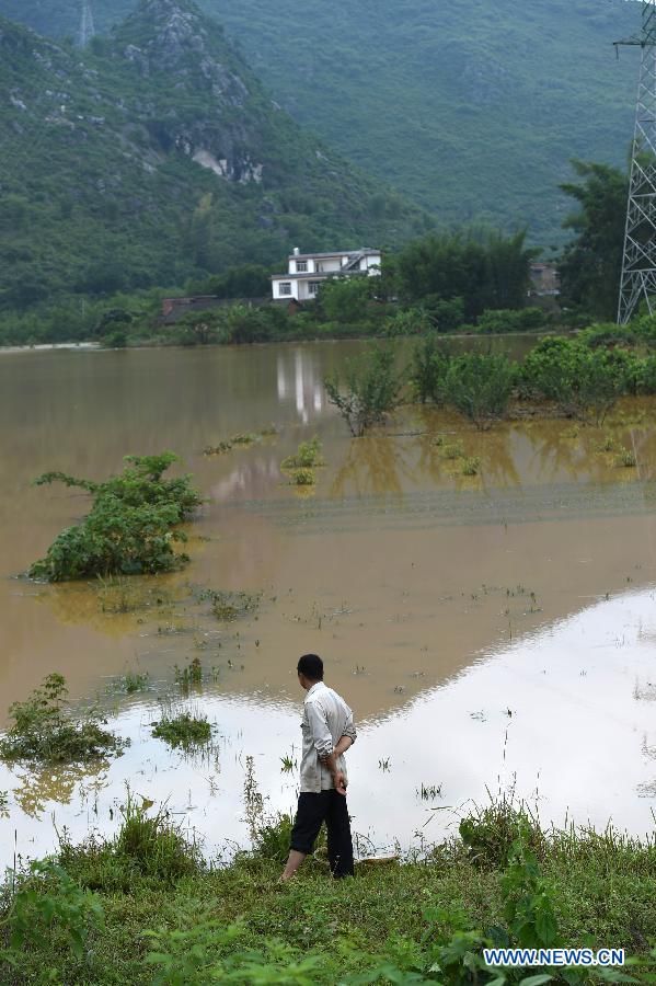 В результате новых ливневых дождей в Гуанси-Чжуанском АР свыше 800 тыс человек пострадали, 4 погибли