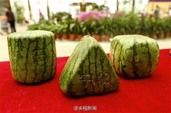 В Китае в продаже появились арбузы необычных форм