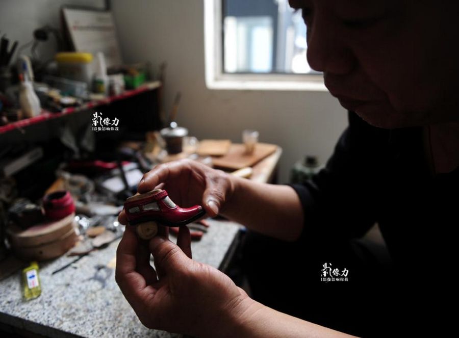 Сапожник из города Цзинань делает микрообувь