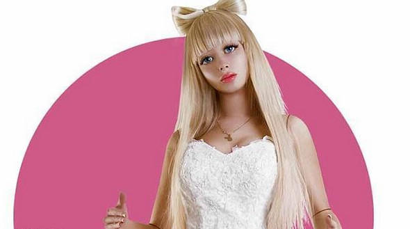 26-летняя российская девушка стала «куклой Барби» благодаря своим родителям