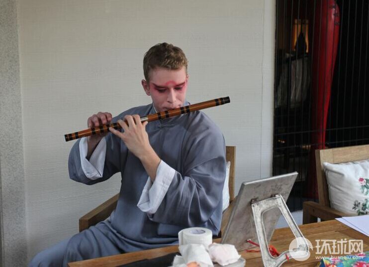 Обучающийся в Китае немецкий студент исполняет китайскую оперу «Куньцюй»