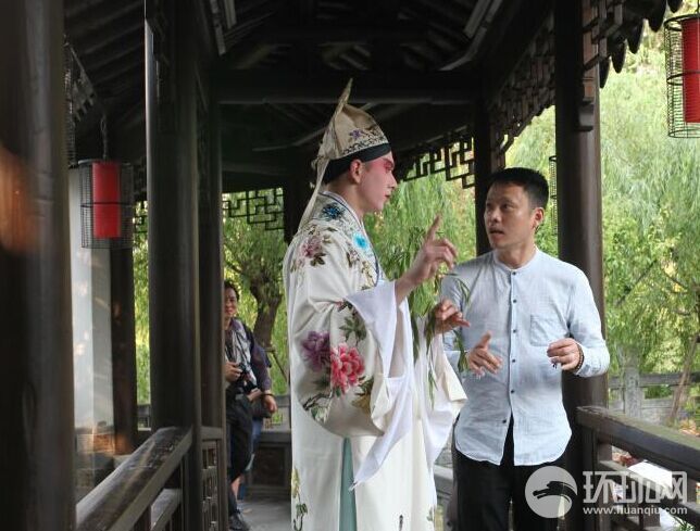 Обучающийся в Китае немецкий студент исполняет китайскую оперу «Куньцюй»