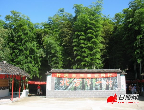 Живописный район вокруг бамбуковой пещеры в городе Жичжао