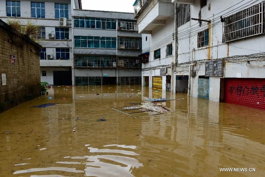 Сильные дожди в Гуйчжоу вызвали наводнение, около 50 тыс человек охвачены бедствием