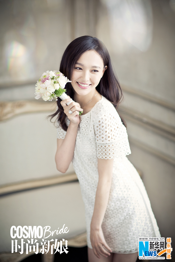 Милая актриса Тан Янь в свадебных платьях