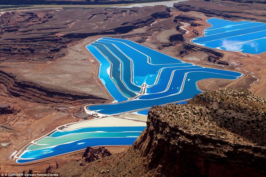 Сказочные синие озера в пустыне США 