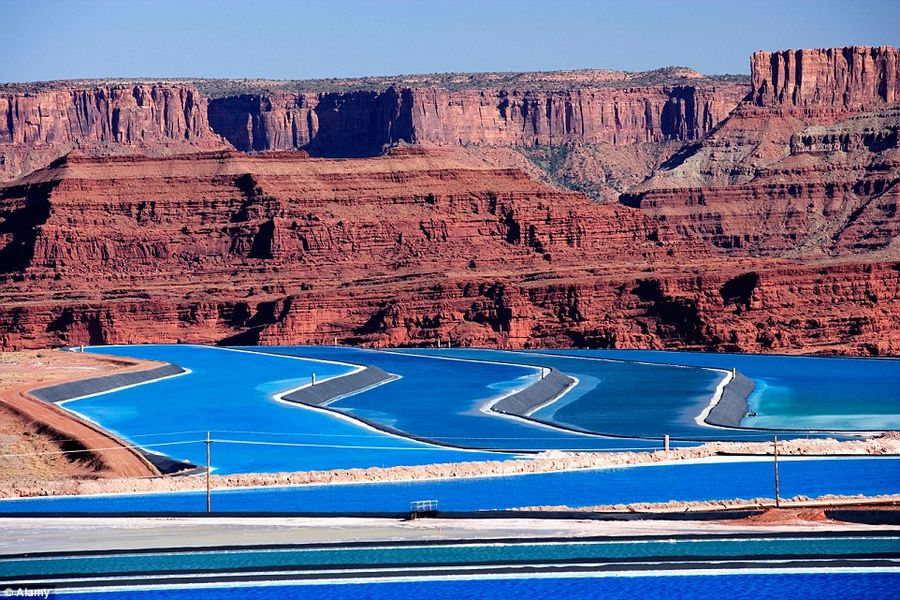 Сказочные синие озера в пустыне США 
