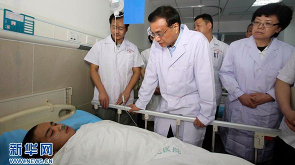 Ли Кэцян навестил раненых с потерпевшего кораблекрушение судна 'Дунфанчжисин'