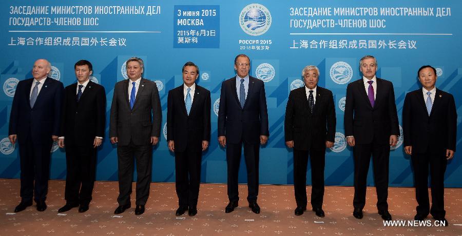 Министр иностранных дел КНР Ван И сегодня принял участие во встрече министров иностранных дел стран- членов Шанхайской организации сотрудничества /ШОС/, которая состоялась сегодня в российской столице.
