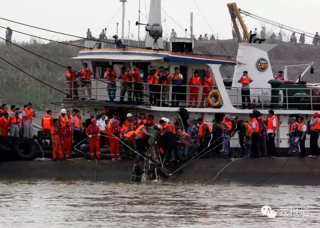 Число жертв на затонувшем в реке Янцзы судне достигло 65 человек
