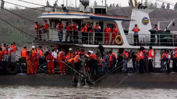 Число жертв на затонувшем в реке Янцзы судне достигло 65 человек