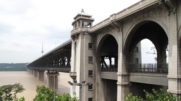 58-летний большой Уханьский мост через реку Янцзы пройдет полный 'медицинский осмотр'