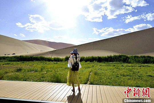 В районе озера Юеяцюань в горах Минша пески и травы отражаются друг в друге