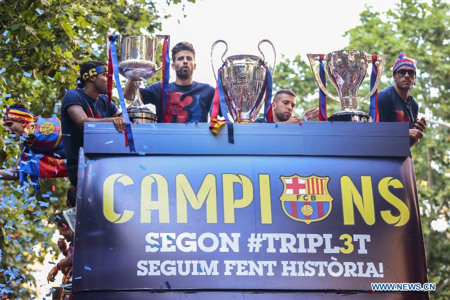 «Барселона» провела сегодня в столице Каталонии торжественный парад, провезя по улицам города все три чемпионских кубка, завоеванных в этом сезоне. 