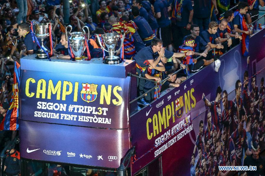 «Барселона» провела сегодня в столице Каталонии торжественный парад, провезя по улицам города все три чемпионских кубка, завоеванных в этом сезоне. 