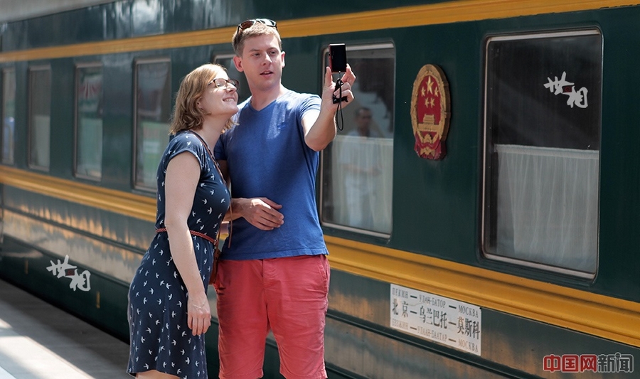 Каждую среду, утром, поезд K3 Пекин-Москва прибывает на платформу точно по расписанию, его ожидают люди из разных стран. Многие пассажиры, не дожидаясь проверки билетов, достают свои фотоаппараты и начинают делать снимки поезда на память. Каждую среду, утром, поезд K3 Пекин-Москва прибывает на платформу точно по расписанию, его ожидают люди из разных стран. Многие пассажиры, не дожидаясь проверки билетов, достают свои фотоаппараты и начинают делать снимки поезда на память.