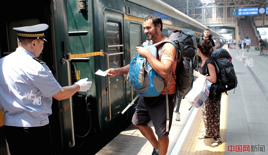 Каждую среду, утром, поезд K3 Пекин-Москва прибывает на платформу точно по расписанию, его ожидают люди из разных стран. Многие пассажиры, не дожидаясь проверки билетов, достают свои фотоаппараты и начинают делать снимки поезда на память. Каждую среду, утром, поезд K3 Пекин-Москва прибывает на платформу точно по расписанию, его ожидают люди из разных стран. Многие пассажиры, не дожидаясь проверки билетов, достают свои фотоаппараты и начинают делать снимки поезда на память.