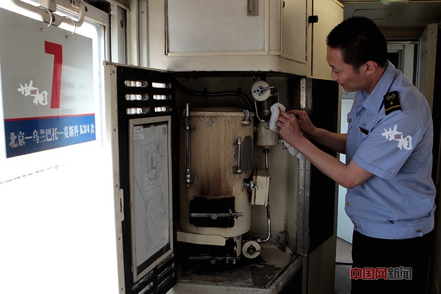 На своем пути поезд проезжает через огромное количество мест, где не налажена электрификация, вместе с этим, вагоны не оснащены современной системой кондиционирования, по-прежнему ездят традиционные зеленые вагоны. На своем пути поезд проезжает через огромное количество мест, где не налажена электрификация, вместе с этим, вагоны не оснащены современной системой кондиционирования, по-прежнему ездят традиционные зеленые вагоны.