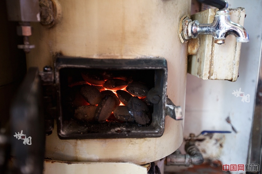 Поезда ходят круглый год, девять месяцев - отопительный период, тепло в вагонах обеспечивается за счет сжигания угля.