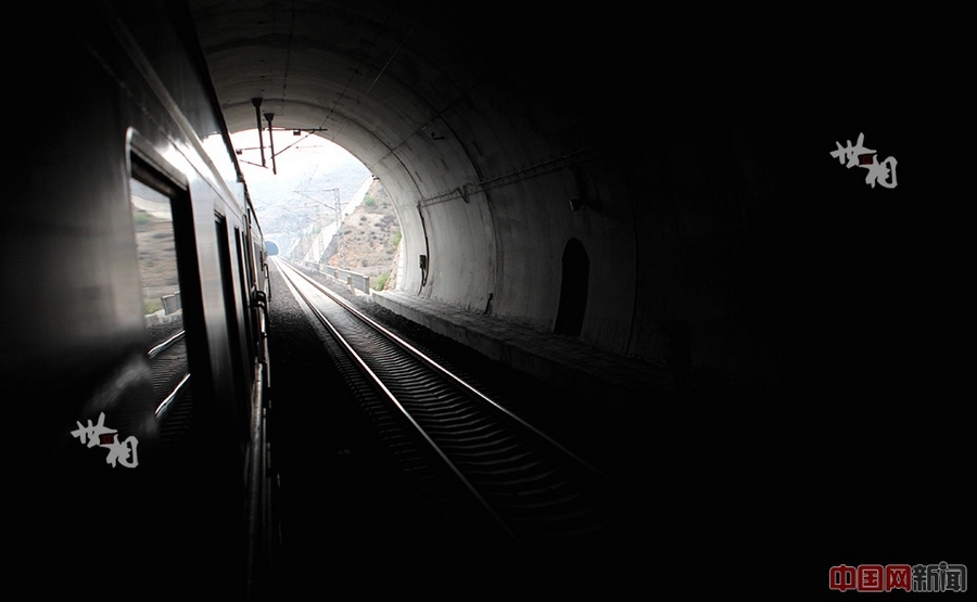 Поезда ходят круглый год, девять месяцев - отопительный период, тепло в вагонах обеспечивается за счет сжигания угля.