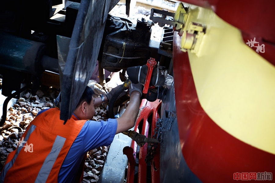 Однако новые, более комфортабельные вагоны совсем скоро появятся в составе международного поезда К3, в вагонах-купе будут диваны и отдельные туалетные комнаты, где можно будет принимать душ, а также бары...