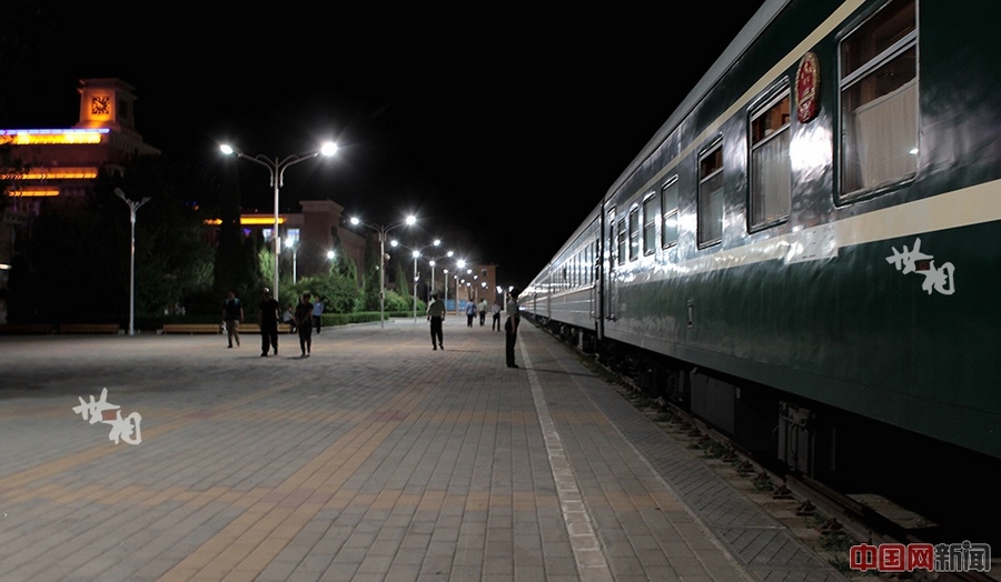 Однако новые, более комфортабельные вагоны совсем скоро появятся в составе международного поезда К3, в вагонах-купе будут диваны и отдельные туалетные комнаты, где можно будет принимать душ, а также бары...