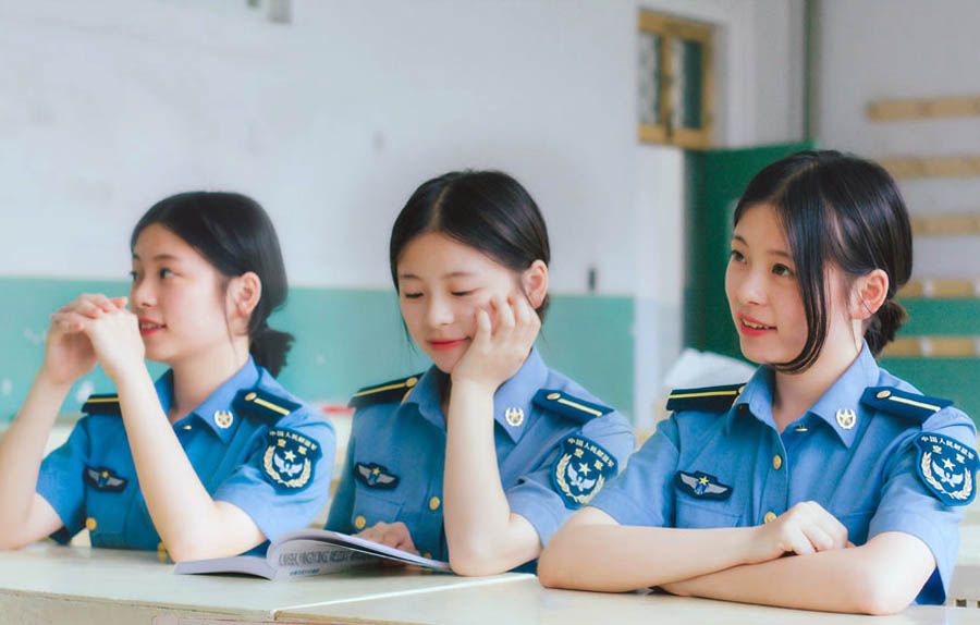 Творческие фотографии выпускников военного института Китая