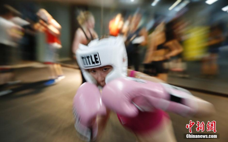 6 июня десятое благотворительное соревнование по боксу «Борьба на Вайтань» началось в китайском городе Шанхае. Все участники - представители «белых воротничков» - после трехмесячного обучения соревнуются в филантропических целях. 