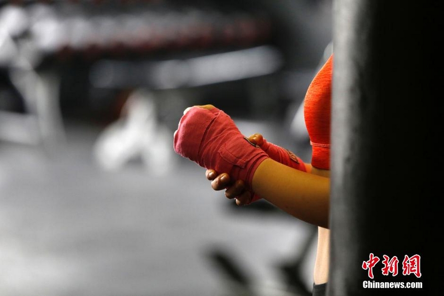 Случайно занявшись боксом, 26-летняя девушка Гу Ицзин полюбила этот вид спорта. Занимаясь им, она чувствует, что «расслабляется» и «развивается».
