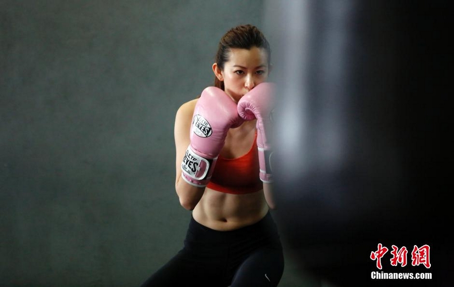  Случайно занявшись боксом, 26-летняя девушка Гу Ицзин полюбила этот вид спорта. Занимаясь им, она чувствует, что «расслабляется» и «развивается».