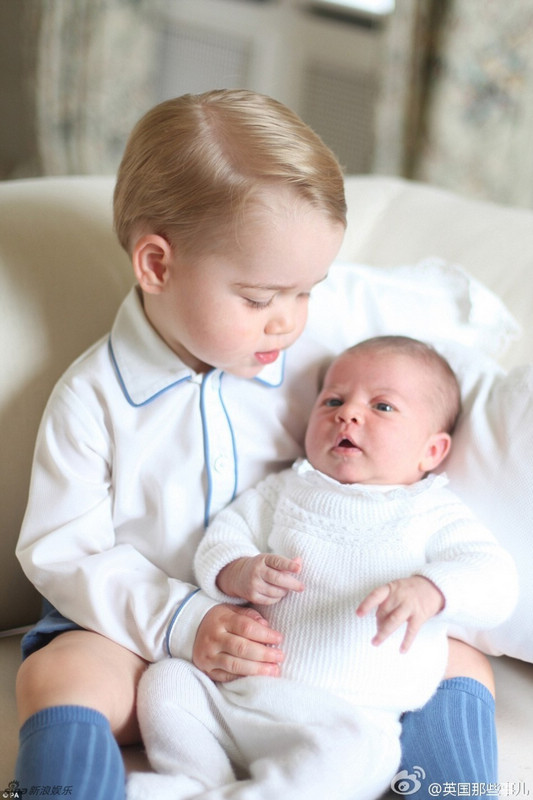 Милые фото юного принца Джорджа с младшей сестренкой