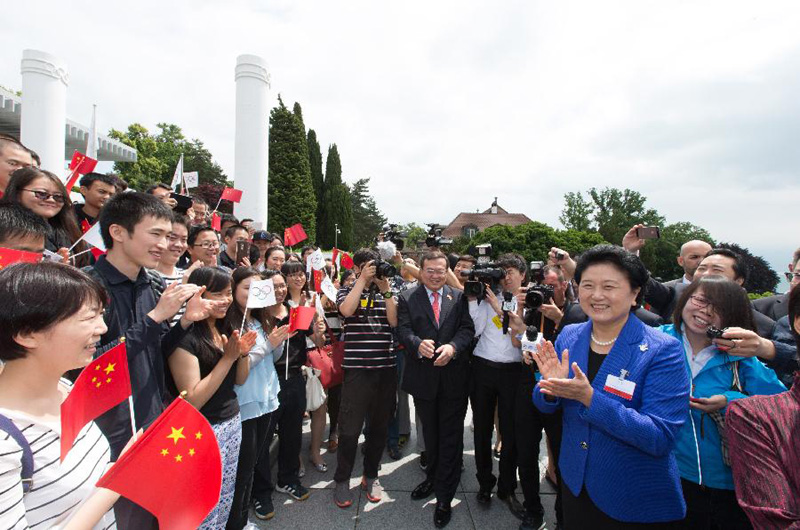 Лю Яньдун встретилась в Лозанне с представителями китайских студентов, пришедшими поддержать заявку Пекина на проведение зимней Олимпиады-2022