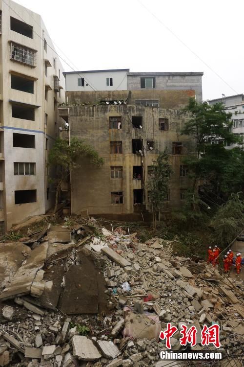 Цзуньи: супруги спасли более 60 человек перед обрушением семиэтажного здания 