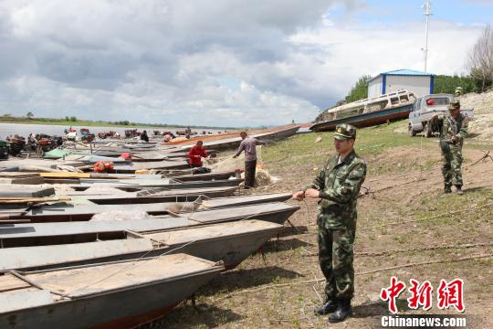 На пограничных реках провинции Хэйлунцзян начался сезонный запрет на ловлю рыбы