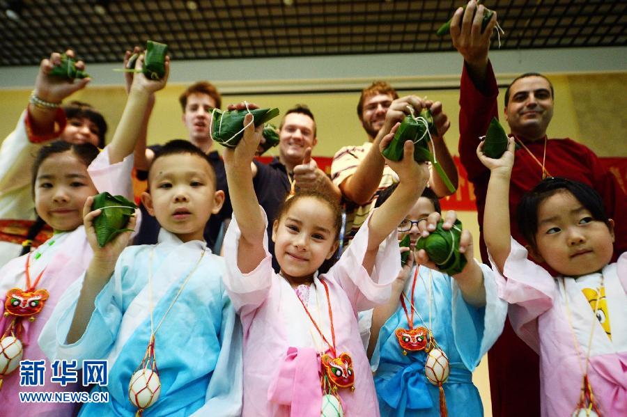 На фото: 10 июня иностранные и китайские дети вместе продемонстрировали свои первые только что приготовленные цзунцзы. 