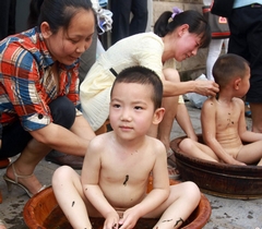 Праздник Дуаньу: традиционное купание детей на родине поэта Цюй Юаня