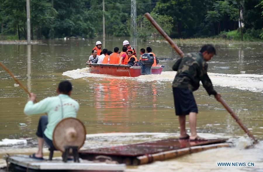 В результате сильных дождей в Юго-Западном Китае 2 человека погибли, 4 пропали без вести