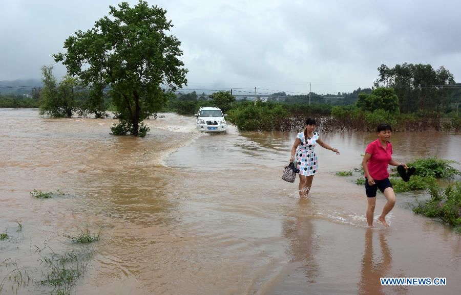 В результате сильных дождей в Юго-Западном Китае 2 человека погибли, 4 пропали без вести