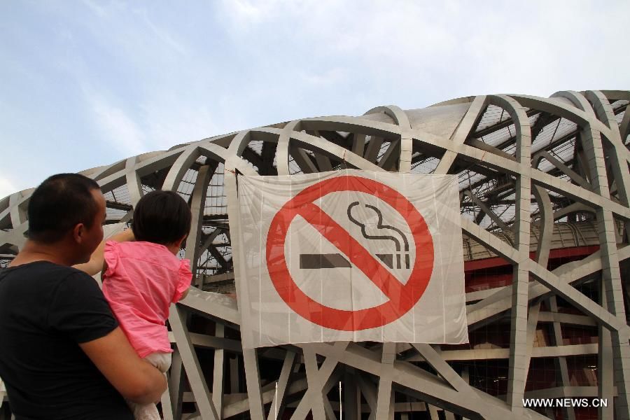 В Пекине за две недели действия 'самых строгих запретов на курение' проверяющие выписали 8 штрафов